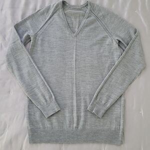 GAP Gray V-Neck 100% Merino Extra Fine Wool Sweater Size Small